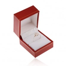 Upominkowe pudełeczko na pierścionek, ciemnoczerwona skórzana powierzchnia, oprawa złotego koloru