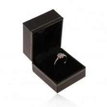 Czarne skórzane pudełeczko na pierścionek, cienka oprawa w srebrnym odcieniu