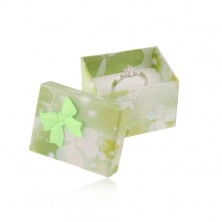 Zielono-białe pudełeczko na pierścionek lub kolczyki, wzór trójlistków, kokardka 