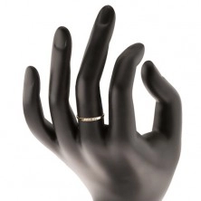 Złoty pierścionek 585 - linia czterech bezbarwnych brylantów, cienkie lśniące ramiona