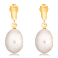 Złote 14K kolczyki - zawieszona owalna perła białego koloru, lśniący pasek
