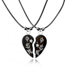Dwa naszyjniki dla zakochanych z chińskimi znakami, rozdzielone serce