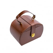 Brązowy kuferek na biżuterię, metalowe detale w kolorze złotym, sztuczna skóra