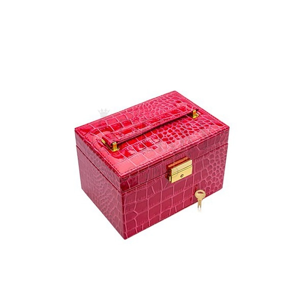 Różowy kuferek na biżuterię z imitacji skóry krokodyla, metalowe detale w złotym kolorze
