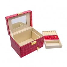 Różowy kuferek na biżuterię z imitacji skóry krokodyla, metalowe detale w złotym kolorze
