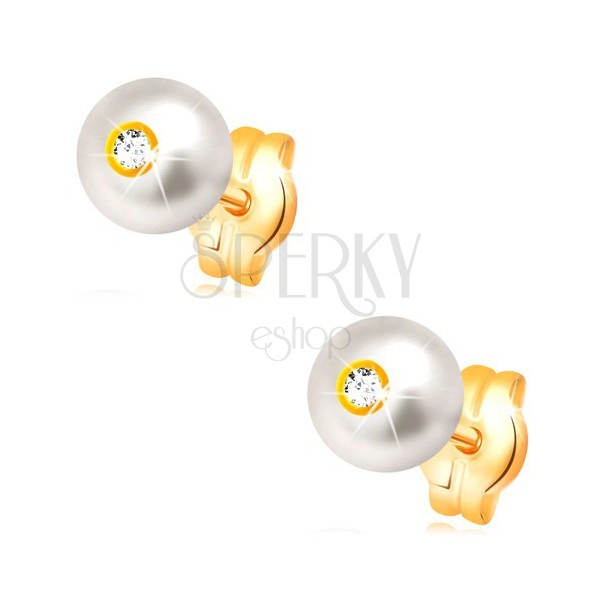 Złote kolczyki 14K - okrągła biała perła z osadzoną bezbarwną cyrkonią, 5 mm