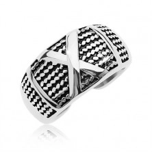 Patynowany stalowy pierścionek z wzorem cienkich łańcuszków i dużym X