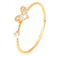 Złoty pierścionek 375, spiralnie skręcone ramiona, błyszczące serduszko, cyrkonia