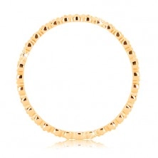 Złoty pierścionek 375 - okrągłe przezroczyste cyrkonie dookoła, faliste krawędzie