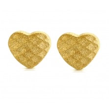 Stalowe kolczyki złotego koloru - symetryczne piaskowane serce, kratka, sztyfty