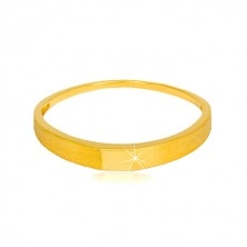 Złoty pierścionek 585 - błyszczący gładki prostokąt, ramiona z satynowym wykończeniem, 2,5 mm