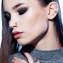 Stalowy piercing do ucha, do nosa - cienki krążek, trzy okrągłe cyrkonie, 0,8 mm