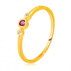 Diamentowy pierścionek z 14K żółtego złota - rubin w oprawie, przezroczyste brylanty, małe kuleczki