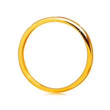 Brylantowa obrączka z żółtego 14K złota - trzy okrągłe bezbarwne diamenty, gładka powierzchnia
