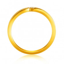 Diamentowa obrączka z żółtego 14K złota - pierścionek z delikatnym nacięciem, bezbarwne brylanty