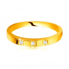 Diamentowy pierścionek z żółtego 585 złota - lśniące ramiona, trzy błyszczące brylanty