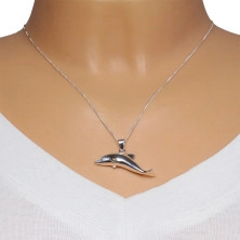 Srebrny naszyjnik 925 - zawieszka w kształcie pływającego delfina, lustrzano lśniąca powierzchnia