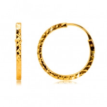 Kolczyki z żółtego złota 585 - kółeczka ozdobione diamentowym szlifem, kwadratowe ramiona, 14 mm