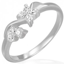 Zaręczynowy stalowy pierścionek - bezbarwne cyrkoniowe kwiatki na fali