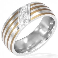 Prążkowany stalowy pierścionek - trzy ukośnie osadzone cyrkonie