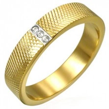 Pozłacany stalowy pierścień - gęsty grawerowany wzór, trzy cyrkonie