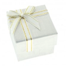 Białe pudełeczko na prezent z greckim wzorem i wstążką