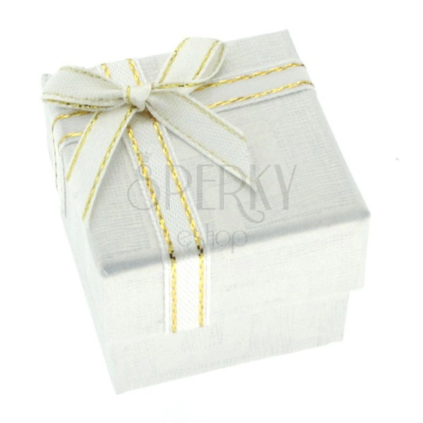 Białe pudełeczko na prezent z greckim wzorem i wstążką