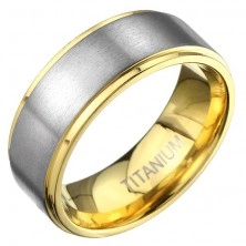 Tytanowy pierścionek koloru złotego z matowym srebrnym pasem
